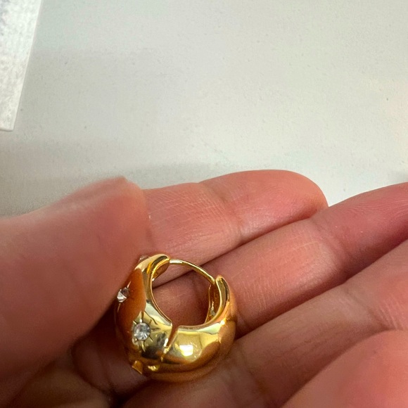 Minimalist Water Drop Rhinestones Earrings (Gold Tone) - Picture 13 of 14